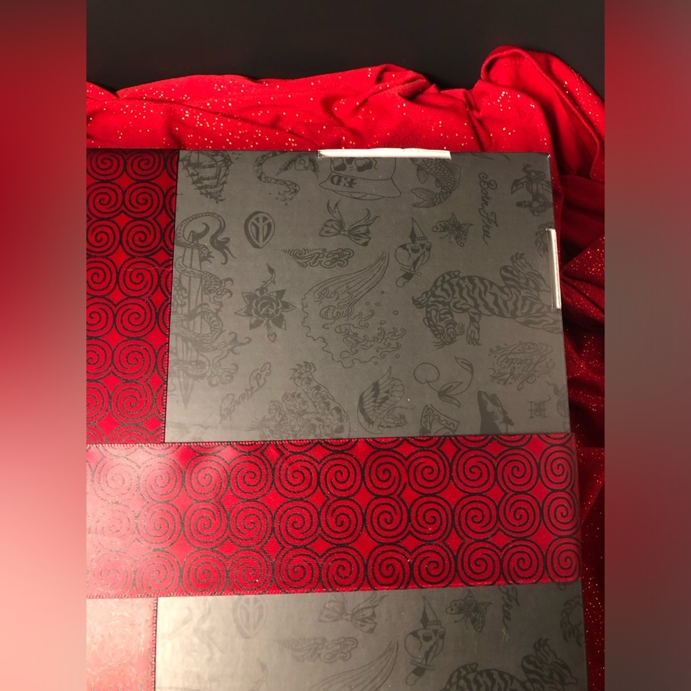 Ed Hardy Red Blanket and Pillowcase Set - Picture 6 of 9
